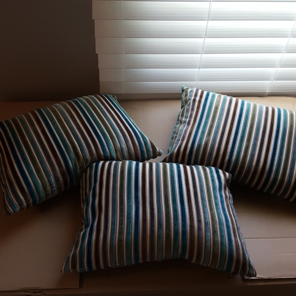 3 Decorative pillows